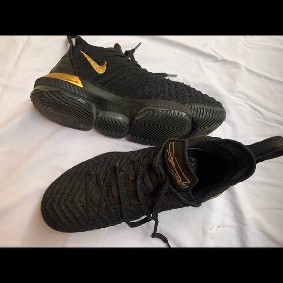 Lebron James 16 Men Nike Kicks Low Black Gold Shoe BQ5970 007 Basketball Size 10 - Picture 5 of 7